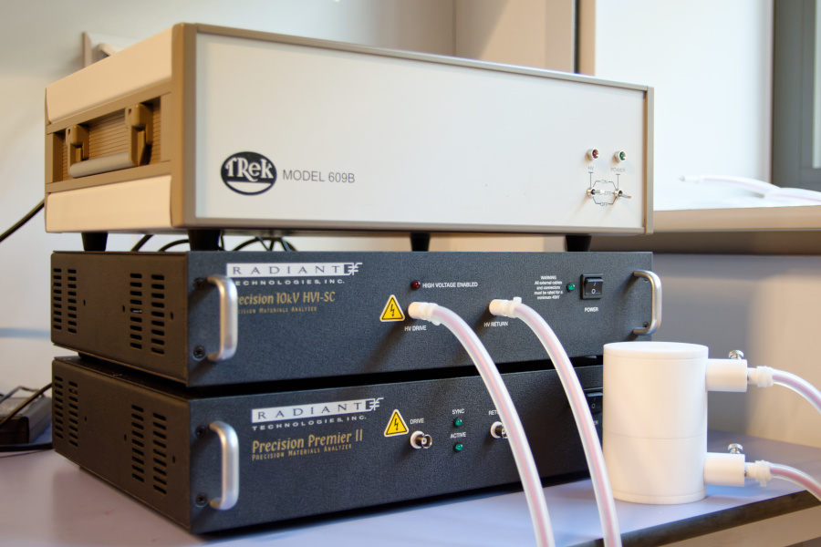 Tester ferroelektryczny w laboratorium Zespołu Nieorganicznych Materiałów Molekularnych