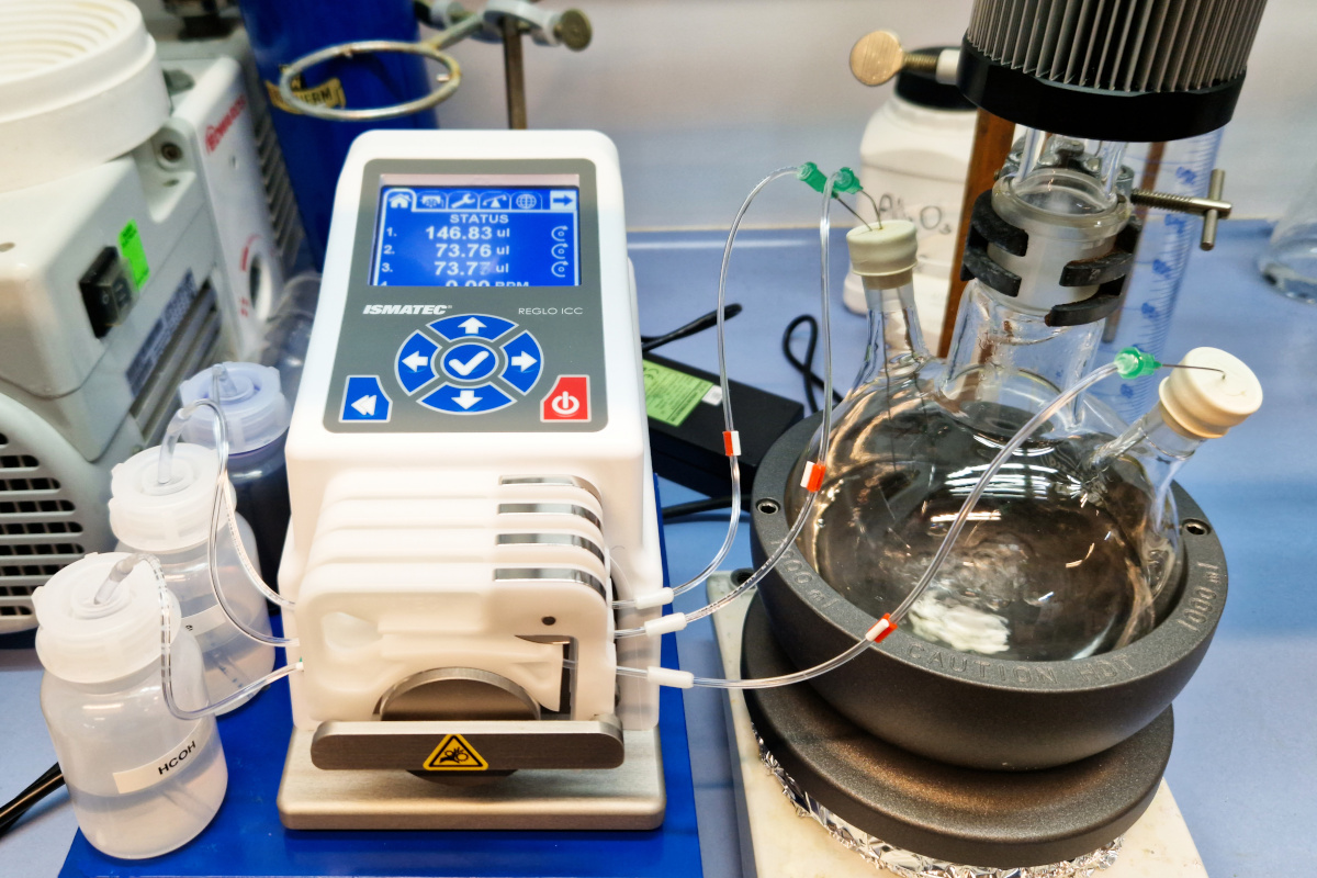 Pompa perystaltyczna w laboratorium Zespołu Nieorganicznych Materiałów Molekularnych